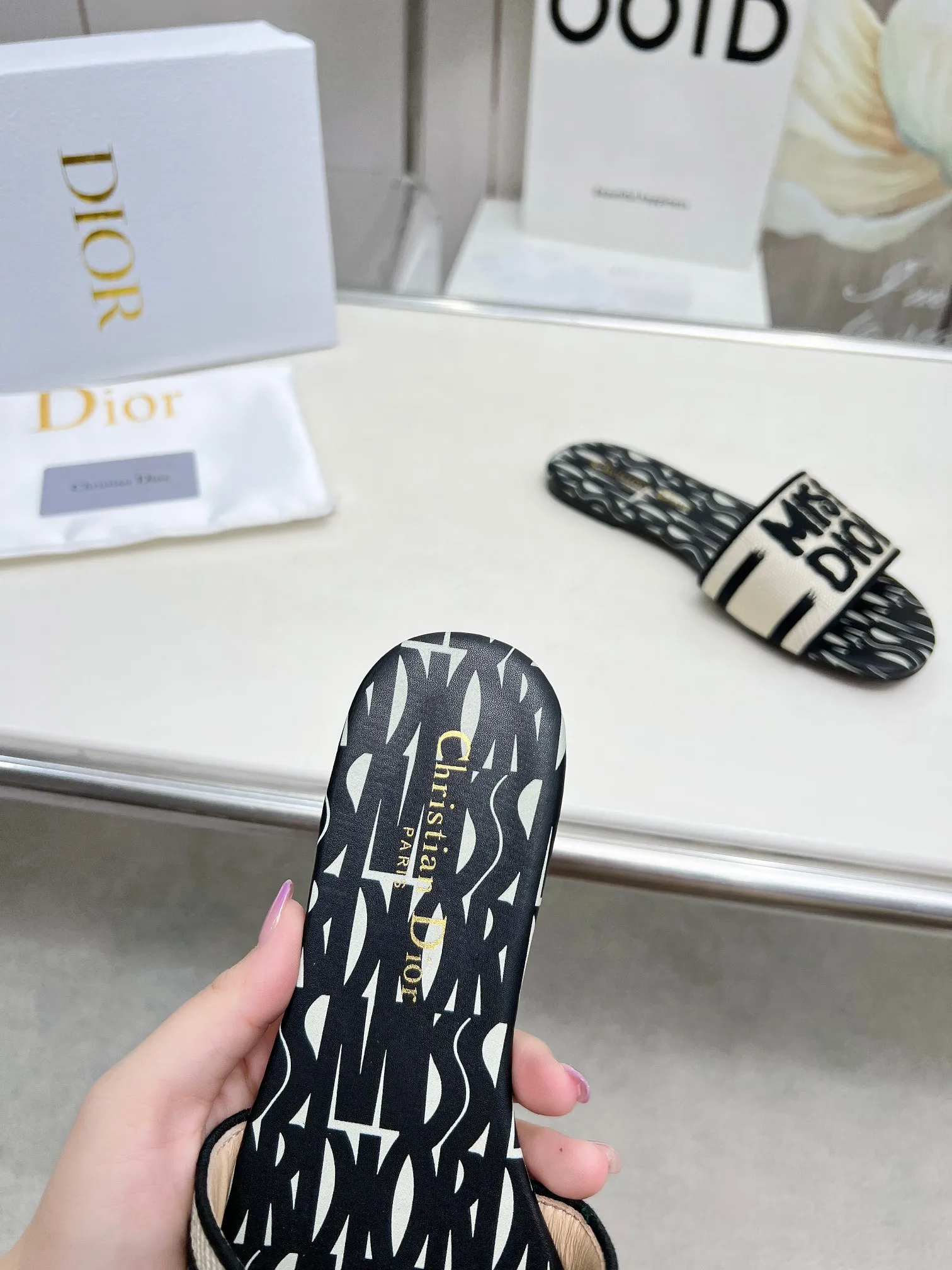 👟👟Ex-factory price 300👟👟 •Dior women's presbyopic embroidered leather-soled slippers Christian Dior has always been synonymous with magnificence and elegance, and has always been at the top of the fashion world👍 What is particularly worth mentioning is: the embroidered ✨ pattern on the sole, which reproduces one of the cherished symbols of Christian Dior✅More than a hundred colors to choose from ◽️️Upper: selected top-quality embroidered cotton ◽️Inner lining: imported sheepskin ◽Number 35-40 (41.42.43 customized)